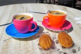een kleurig kopje koffie