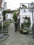 oude man in oud straatje
