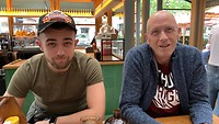 De mannen bij Trunk Diner in Melbourne