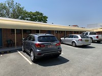 Onze auto voor de kamer
