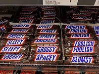 In de supermarkt hebben de Snickers andere namen 😂
