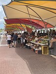 De groente en fruitmarkt langs het water