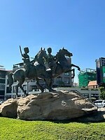 Standbeeld langs de rivier