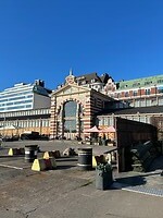 Buiten de Old Markethall