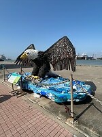 Gemaakt van plastic en troep gedumpt in de zee
