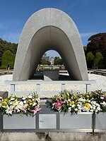 Monument met doorkijk naar eeuwige vlam en Dome