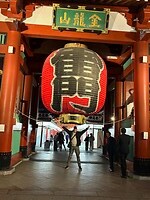 Entree Senso-Ji by night