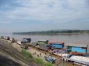 Vrachtschepen op de Mekong, op weg naar China