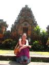 Lotte bij een tempel