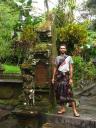 Bij een tempel, met sarong