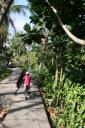 Fietsen door de buitenwijk van Bangkok
