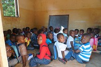 kinderen op school in Jangamo
