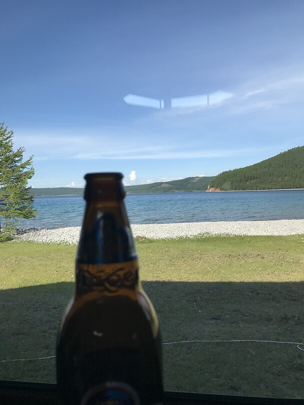Een frisse pint aan het meer 😍