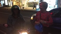 Mama achterop de scooter gojek