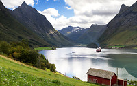 hjorundfjord-sunnmore-alpen-fjord-noorwegen-vissershut-boot