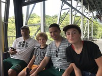 in de cabine van de ngong Ping 360