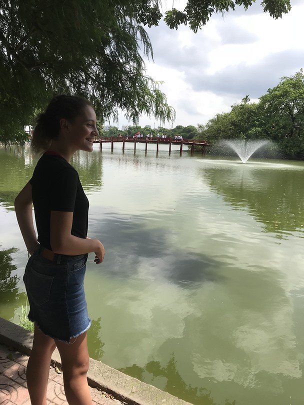 Hoan Kiem meer met rode brug
