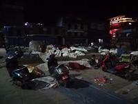 We zien dat mensen blijven slapen op het plein om morgen weer verder te verkopen