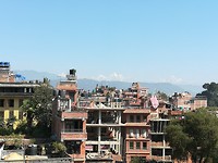 Heldere dag met in de verte de toppen van de Himalaya