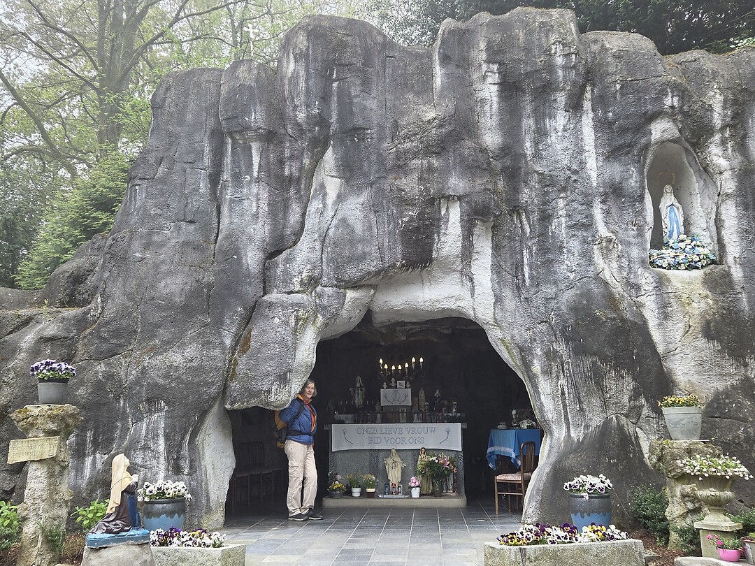 Bij de Lourdes-grot