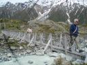 Pap en mam over de swingbridge