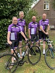 Presentatie van de kleding voor de Camino , in de tuin bij Theo en Hanneke