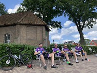 Pauze bij het kerkje in Galder
