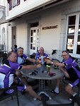 welverdiend biertje op het terras bij het hotel