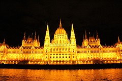 parlement by night