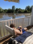 Zonnen op balkon