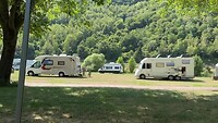 Uitzicht vanaf de plek: allemaal campers