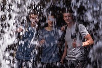 Achter de waterval.