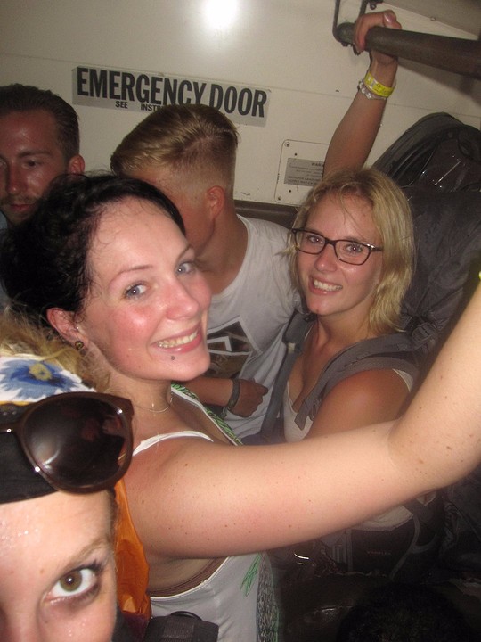 Op elkaar gepropt achter in de bus