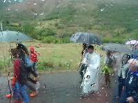 Processie in de regen op weg naar de Picos.