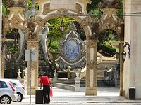 In Coimbra de toegangspoort van park de Santa Cruz