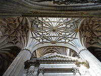 Prachtige versieringen in het plafond van de Nieuwe Cathedraal.