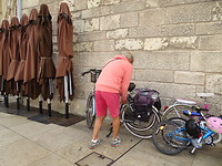 We parkeren onze fiets op de markt.