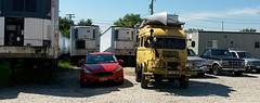 Camper heelhuids uit haven, met huurauto ernaast