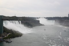 Beide watervallen vanaf de brug naar Canada