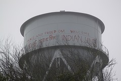 Watertoren met actieleuzen van indianen