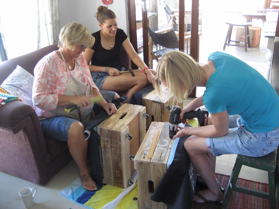 Voetenbankjes stofferen met Yvette en Mimi