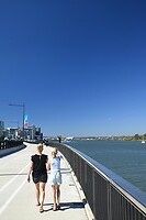 op weg langs de rivier