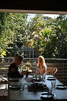 's morgens op het terras van het appartement