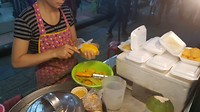 "Sticky rice with mango" wordt voor ons klaargemaakt