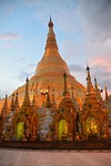 Shwedagon pagoda tijdens de zonsondergang