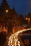 Kaarsjes aansteken bij de pagoda