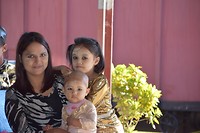 Familie met Thanaka op het gezicht