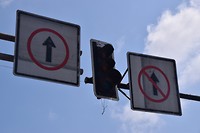 Deze foto maakte ik vanaf de Birmese kant: auto's die Myanmar verlaten moeten links gaan rijden