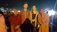 Met monniken op de foto