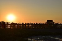 De U Bein Bridge bij zonsondergang